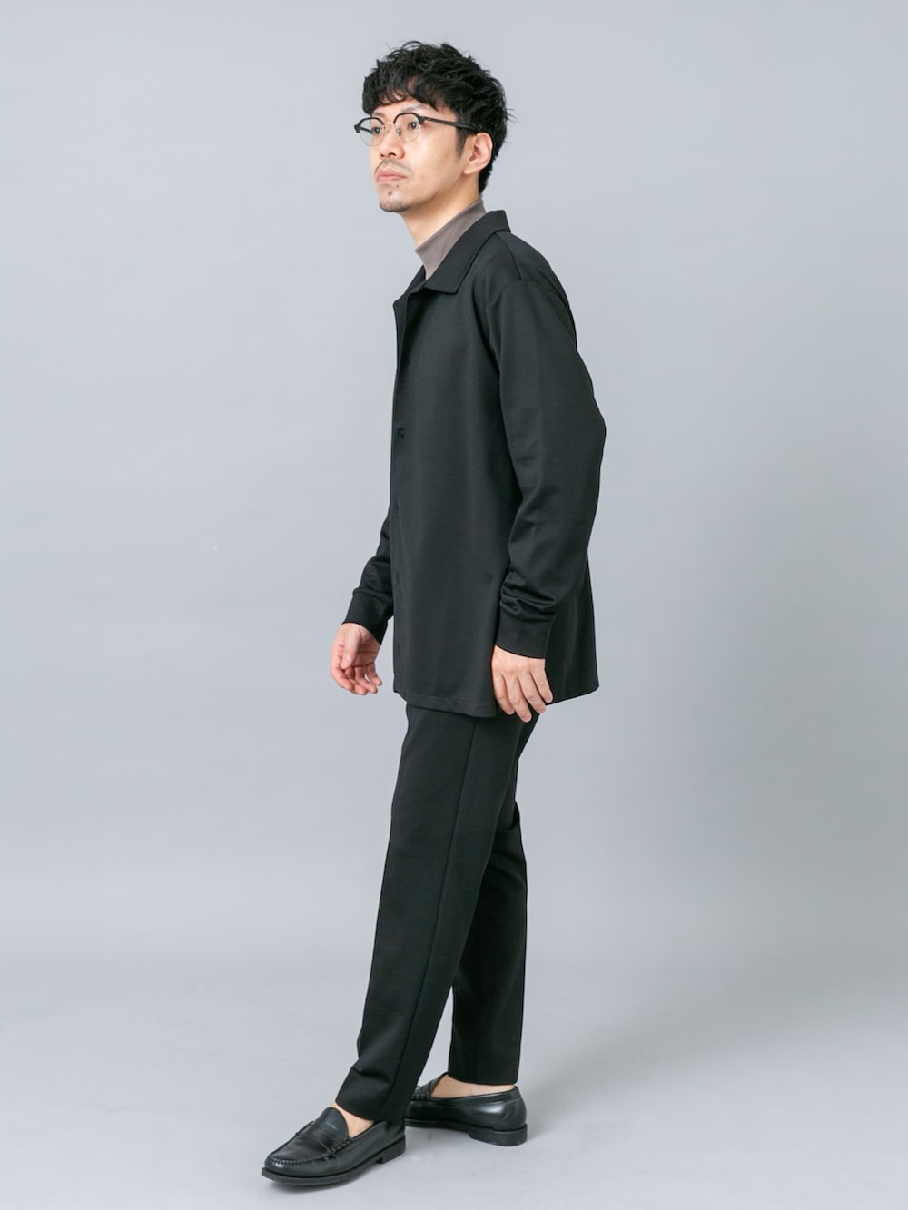 ベージュ系のTシャツ/カットソー、ブラック系のシャツ/ブラウス、ブラック系のその他パンツを着用したメンズの夏コーディネートの7枚目の写真