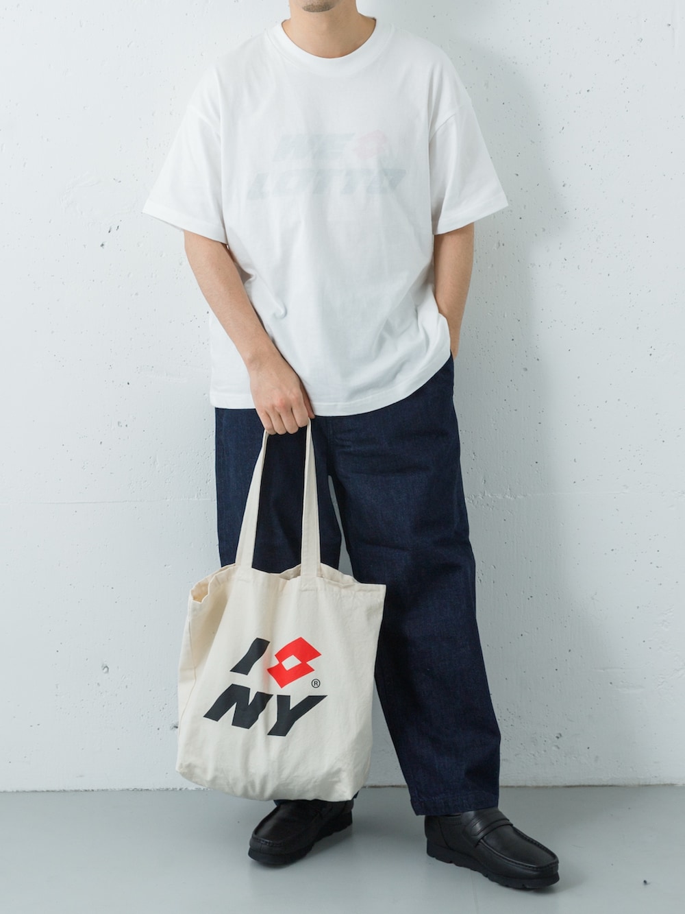 ブラック系のローファー、ブルー系のデニムパンツ、ホワイト系のTシャツ/カットソーを着用したメンズの春コーディネートの6枚目の写真