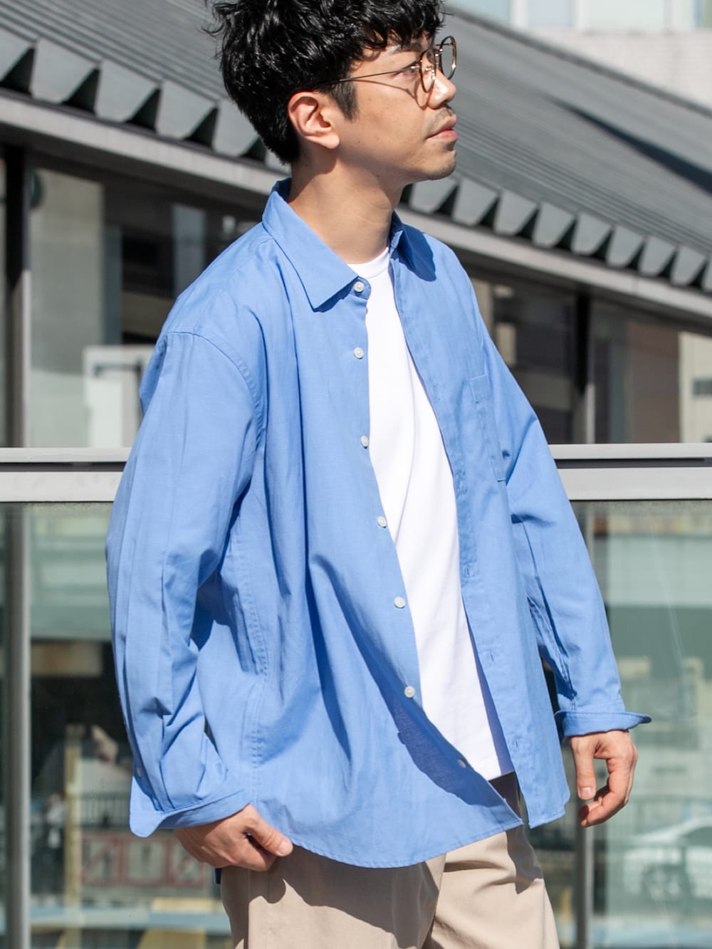 ホワイト系のTシャツ/カットソー、ベージュ系のスラックス、ブルー系のシャツ/ブラウスを着用したメンズの春コーディネートの2枚目の写真