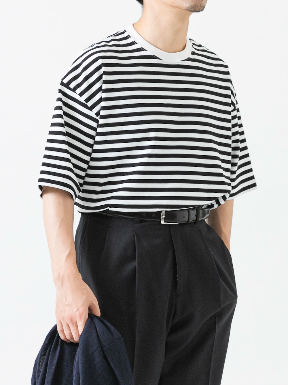ホワイト系のTシャツ/カットソー、ブラック系のその他パンツ、ブルー系のニット/セーターを着用したメンズの夏コーディネートの2枚目の写真