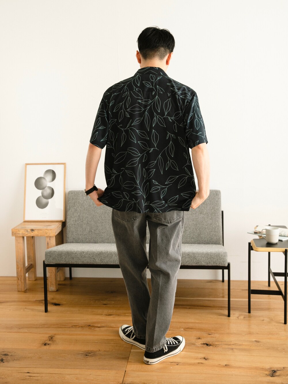 ブルー系のシャツ/ブラウス、グレー系のデニムパンツ、ホワイト系のその他を着用したメンズの春コーディネートの5枚目の写真