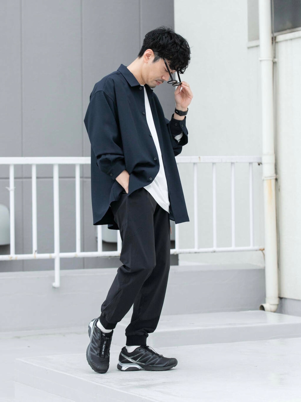 ブラック系のその他パンツ、ブルー系のシャツ/ブラウス、ブラック系のスニーカーを着用したメンズの春コーディネートの4枚目の写真