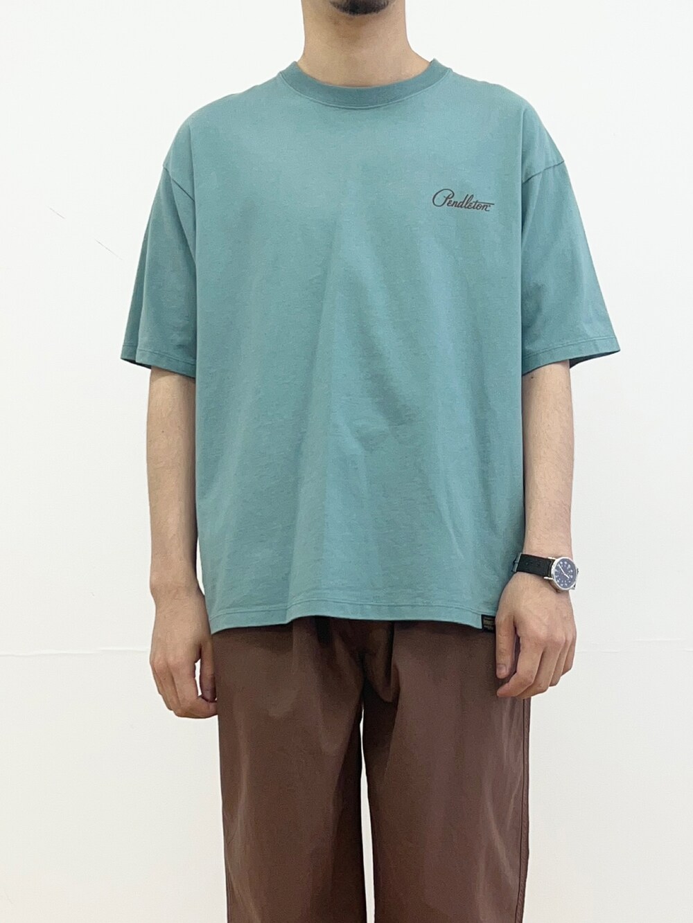 グリーン系のTシャツ/カットソー、ブラウン系のその他パンツ、ホワイト系のその他を着用したメンズの春コーディネートの3枚目の写真