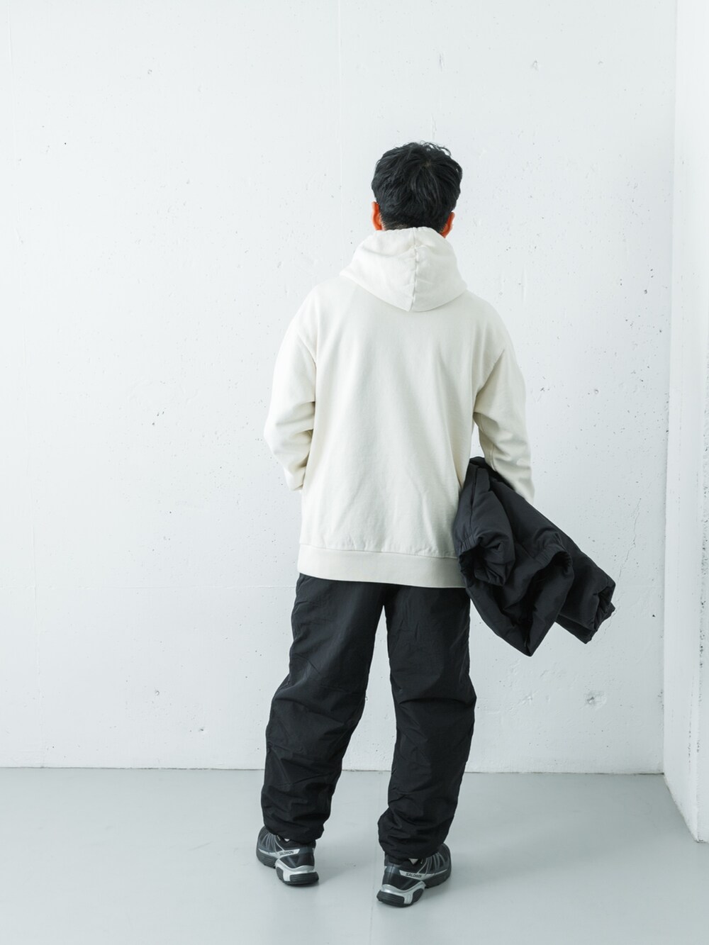 ホワイト系のスウェット、ブラック系のダウンジャケット/コート、ブラック系のその他パンツを着用したメンズの秋コーディネートの6枚目の写真