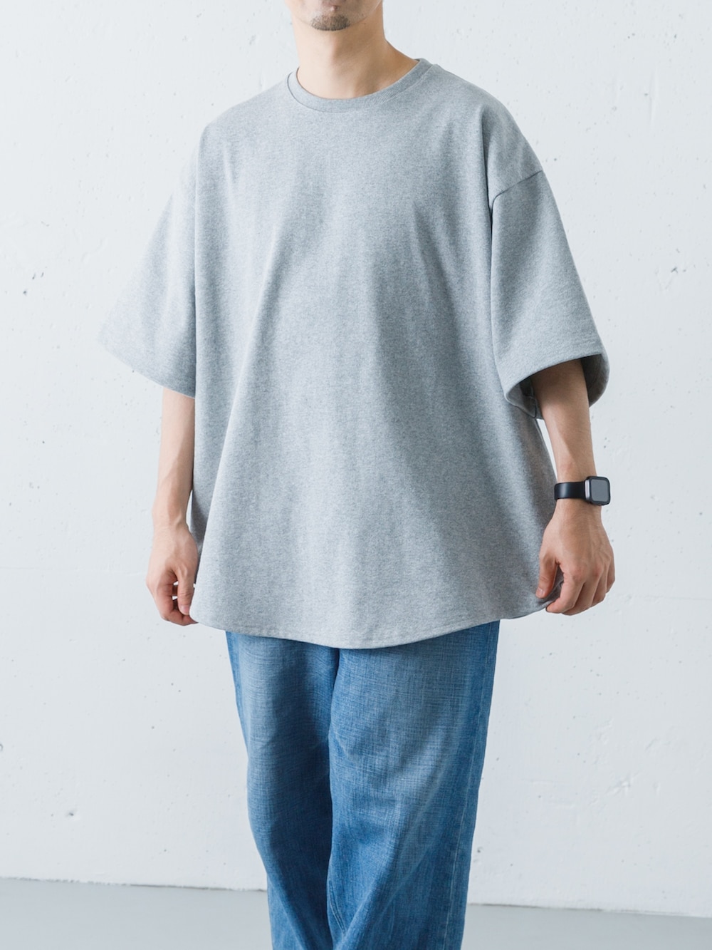 グレー系のTシャツ/カットソー、ブラック系のサンダルを着用したメンズの夏コーディネートの2枚目の写真