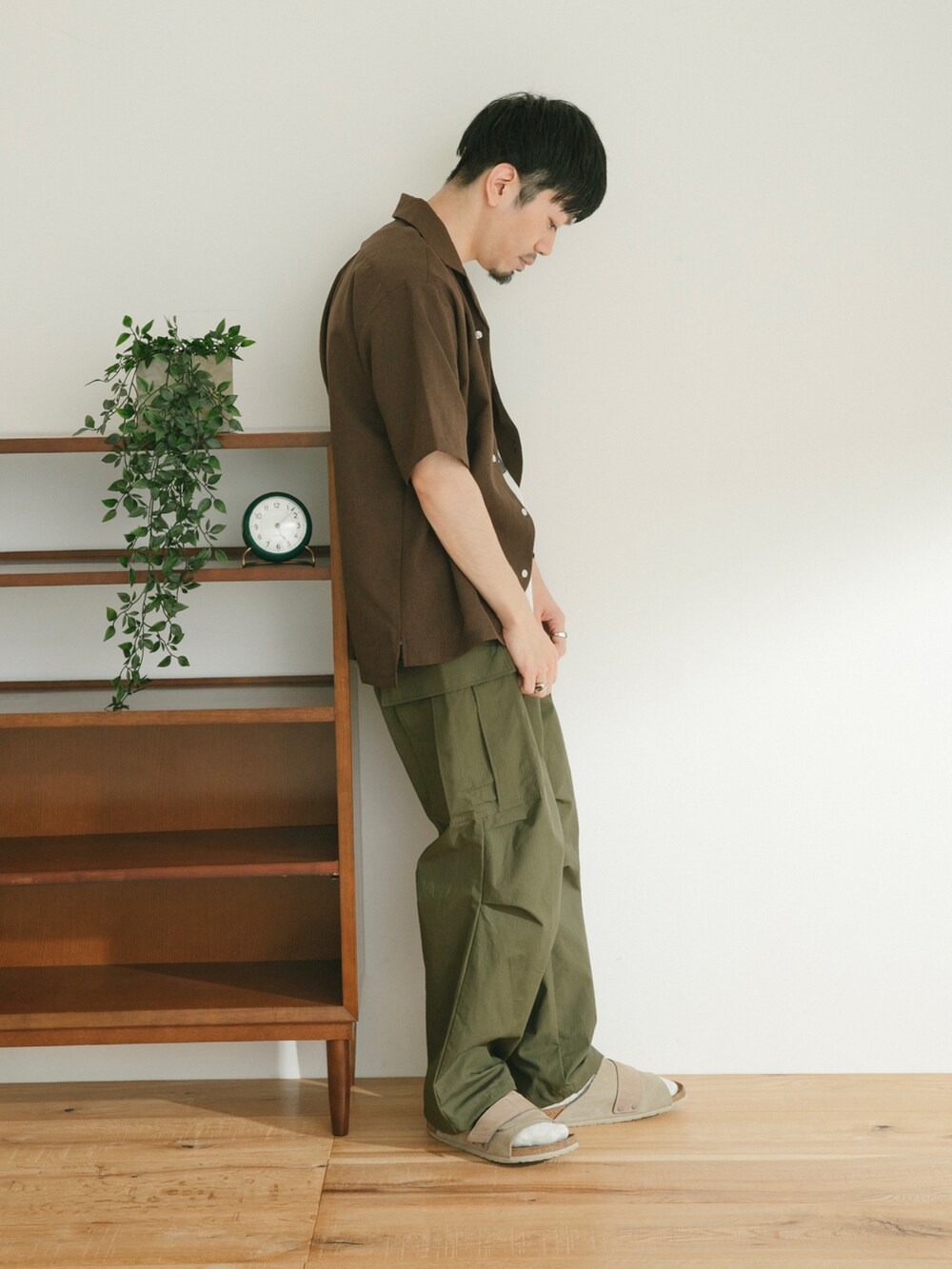 ブラウン系のシャツ/ブラウス、グリーン系のカーゴパンツ、ホワイト系のその他を着用したメンズの春コーディネートの2枚目の写真