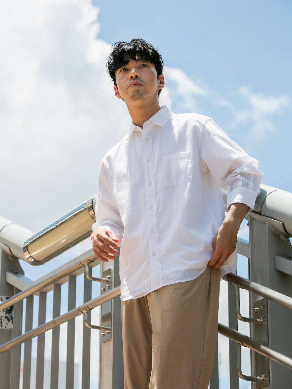 ホワイト系のシャツ/ブラウス、ベージュ系のその他パンツを着用したメンズの夏コーディネートの2枚目の写真