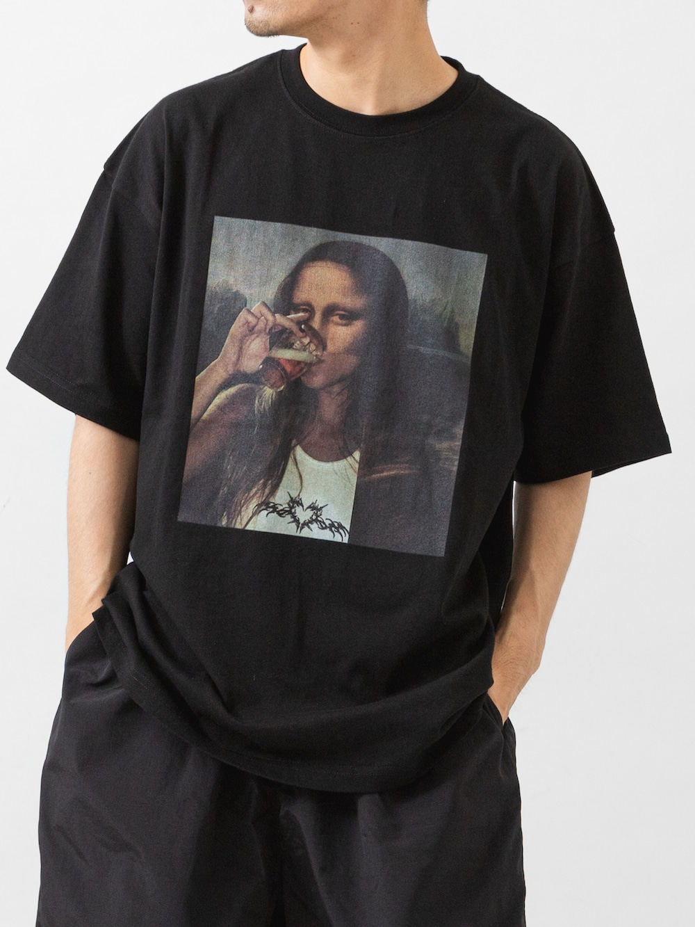 ブラック系のTシャツ/カットソー、ブラック系のその他パンツ、グレー系のスニーカーを着用したメンズの夏コーディネートの2枚目の写真