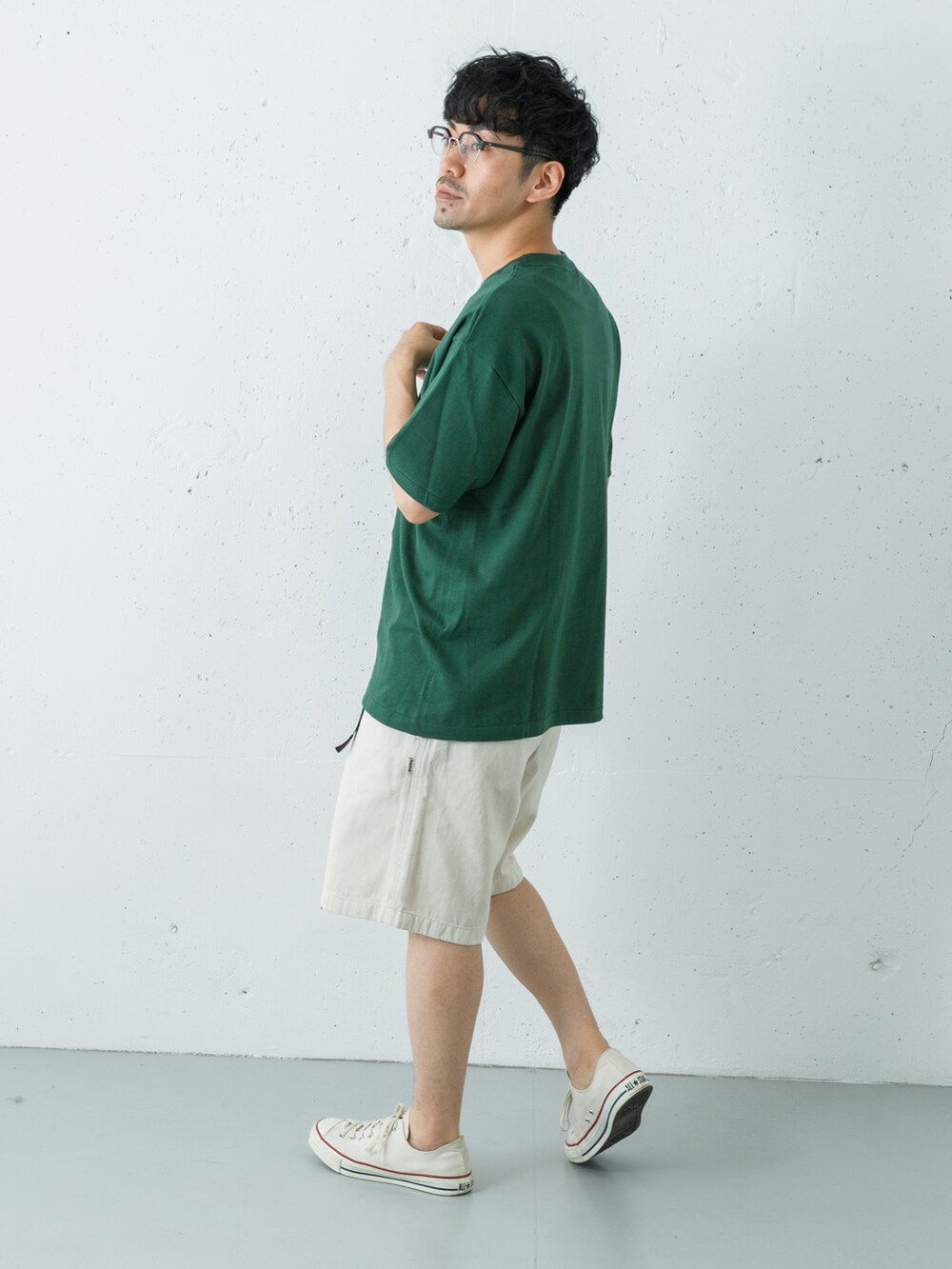 ベージュ系のその他パンツ、グリーン系のTシャツ/カットソーを着用したメンズの夏コーディネートの4枚目の写真