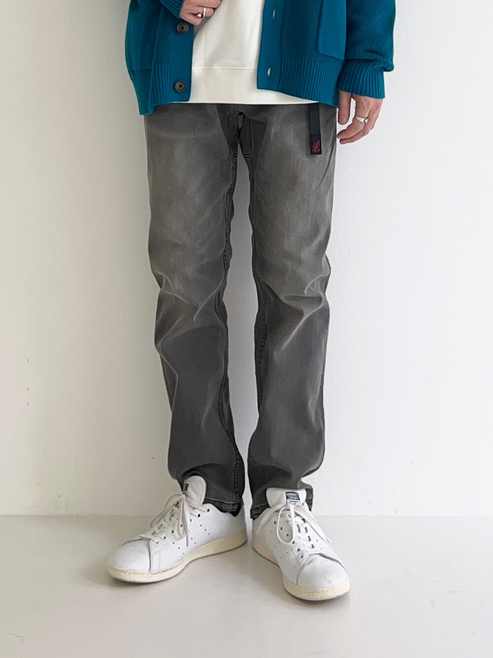 ブルー系のカーディガン/ボレロ、ブルー系のその他パンツ、ホワイト系のTシャツ/カットソーを着用したメンズの春コーディネートの4枚目の写真