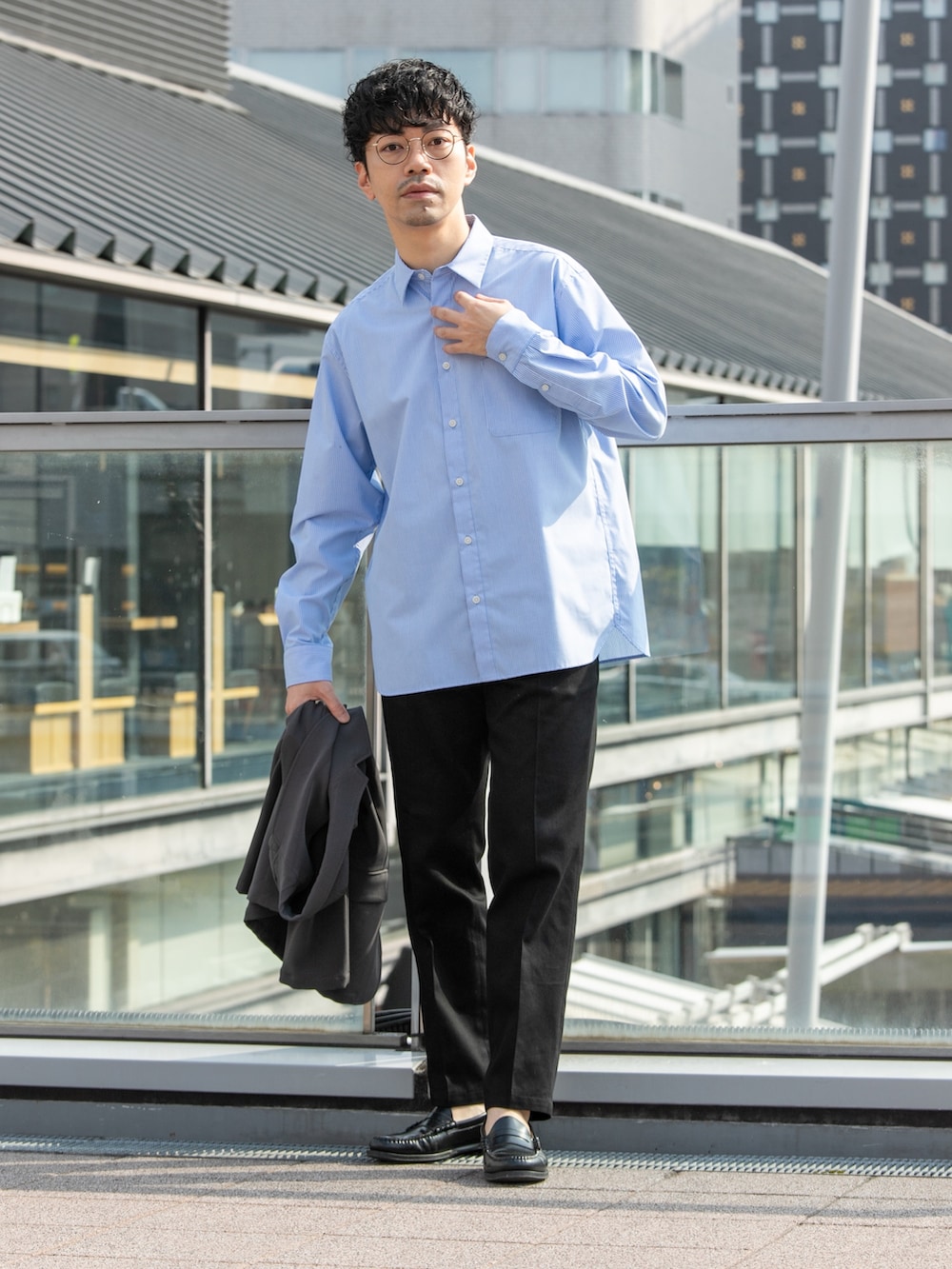 ベージュ系のステンカラーコート、グレー系のテーラードジャケット、ブルー系のシャツ/ブラウスを着用したメンズの冬コーディネートの6枚目の写真