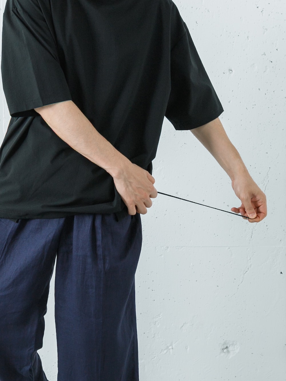 グレー系のスニーカー、ブラック系のTシャツ/カットソー、ブルー系のその他パンツを着用したメンズの春コーディネートの3枚目の写真