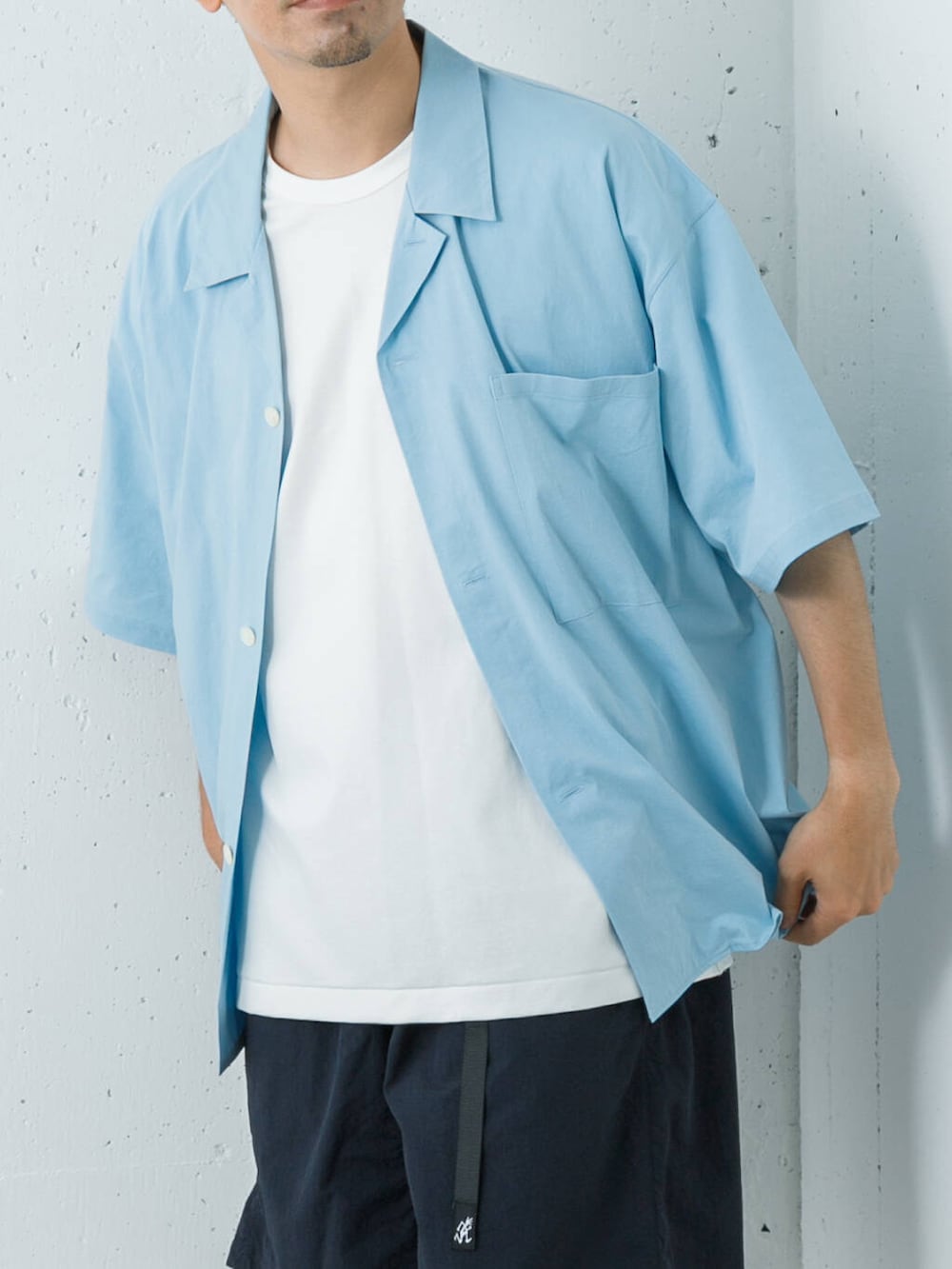ブルー系のその他パンツ、ブラック系のサンダル、ブルー系のシャツ/ブラウスを着用したメンズの夏コーディネートの2枚目の写真