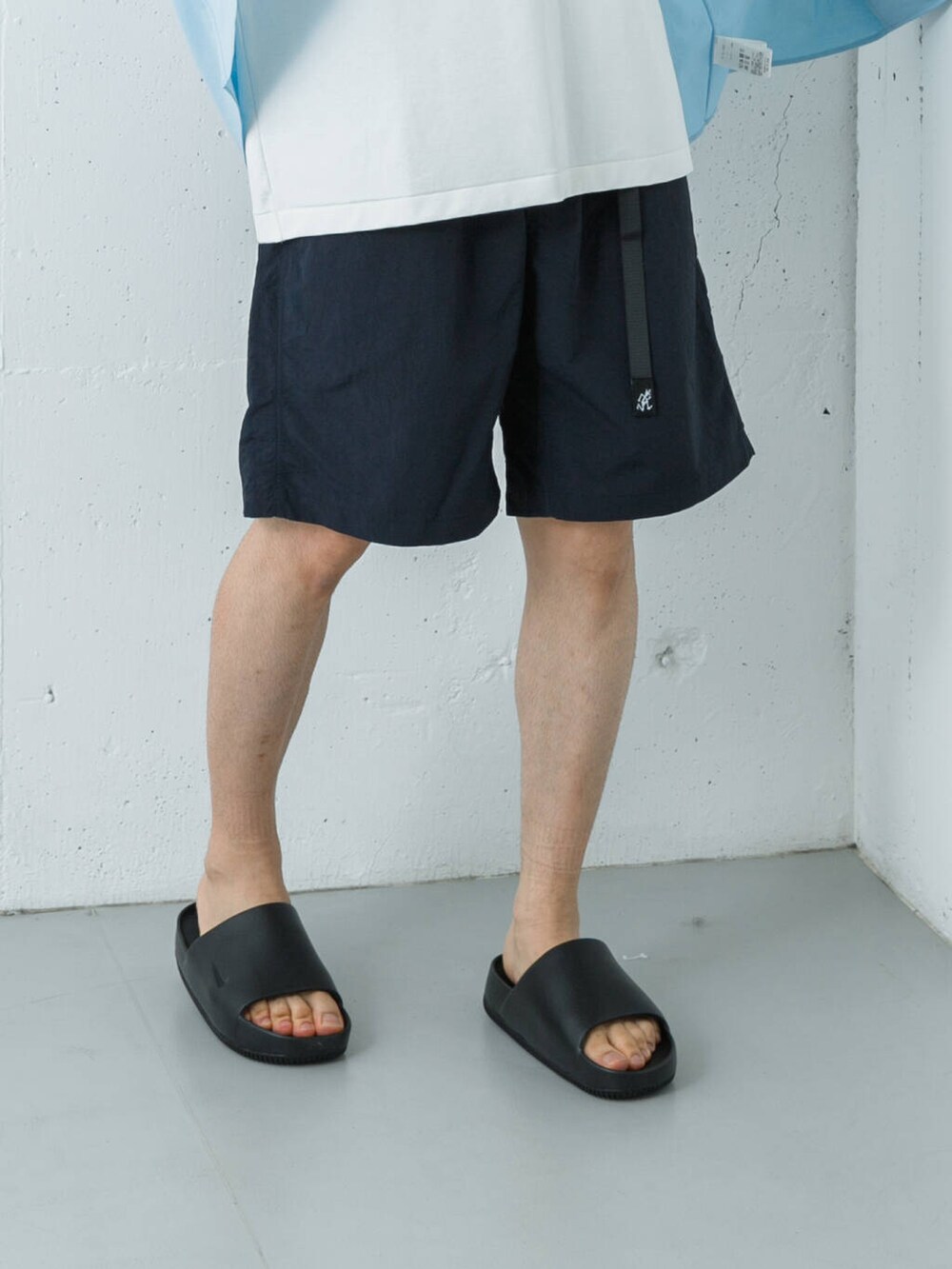 ブルー系のその他パンツ、ブラック系のサンダル、ブルー系のシャツ/ブラウスを着用したメンズの夏コーディネートの5枚目の写真