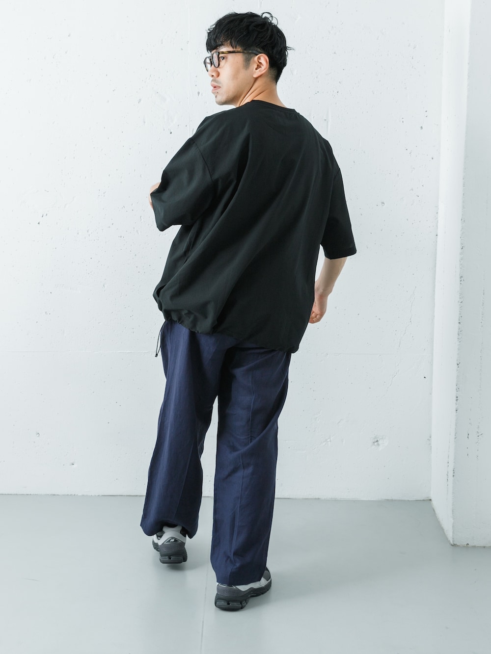 グレー系のスニーカー、ブラック系のTシャツ/カットソー、ブルー系のその他パンツを着用したメンズの春コーディネートの7枚目の写真