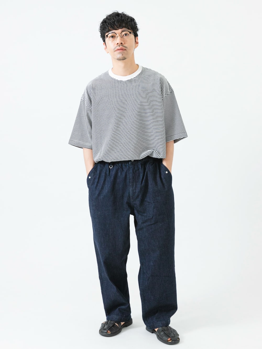 ホワイト系のTシャツ/カットソー、ブルー系のデニムパンツを着用したメンズの夏コーディネートの7枚目の写真