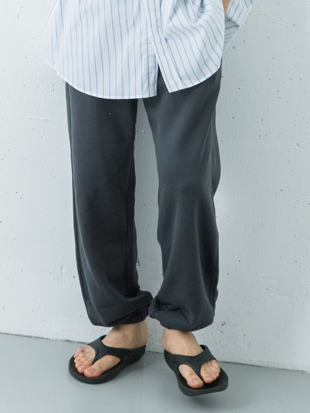 ブラック系のサンダル、グレー系のスウェットパンツ、ホワイト系のシャツ/ブラウスを着用したメンズの夏コーディネートの3枚目の写真