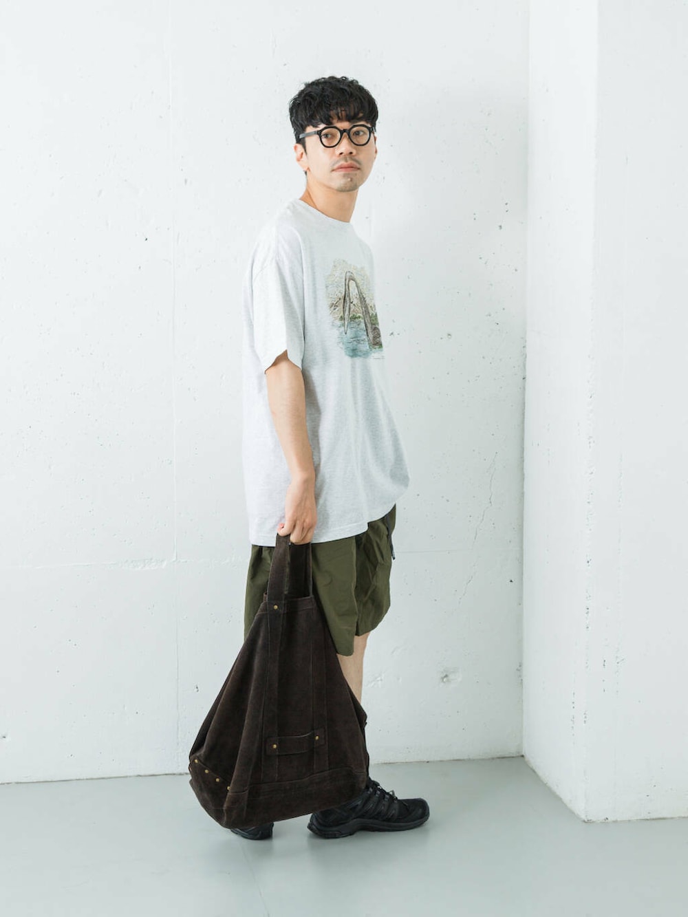 グリーン系のその他パンツ、ブラック系のスニーカーを着用したメンズの夏コーディネートの5枚目の写真