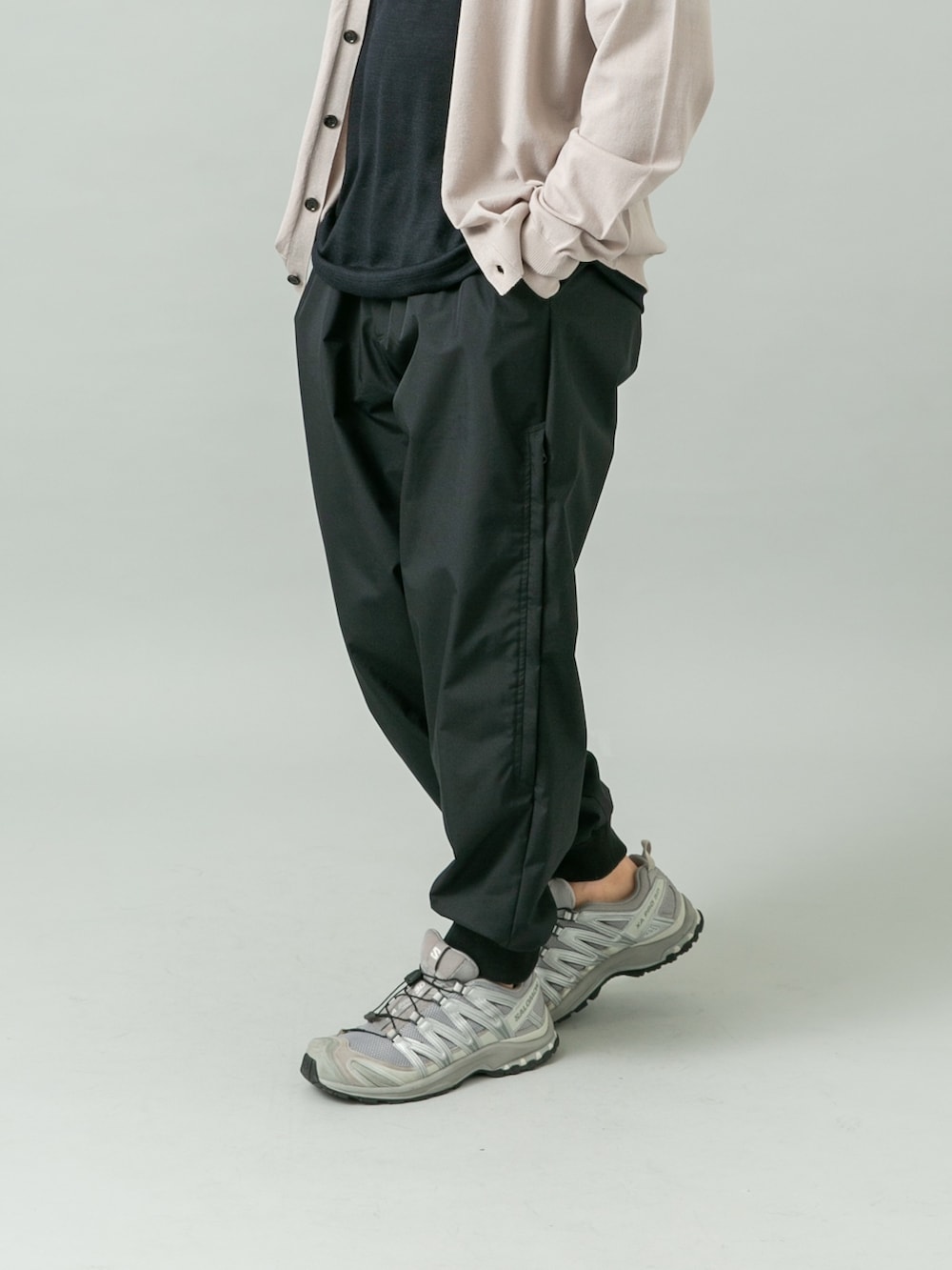 ブラック系のその他パンツ、ブラック系のTシャツ/カットソー、グレー系のカーディガン/ボレロを着用したメンズの冬コーディネートの3枚目の写真