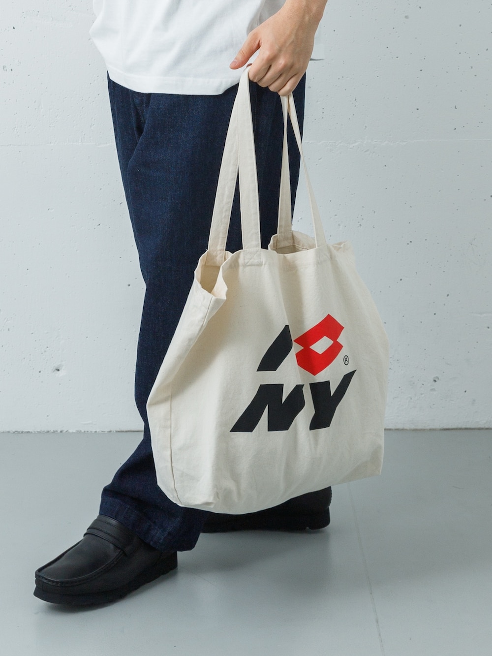 ブラック系のローファー、ブルー系のデニムパンツ、ホワイト系のTシャツ/カットソーを着用したメンズの春コーディネートの4枚目の写真