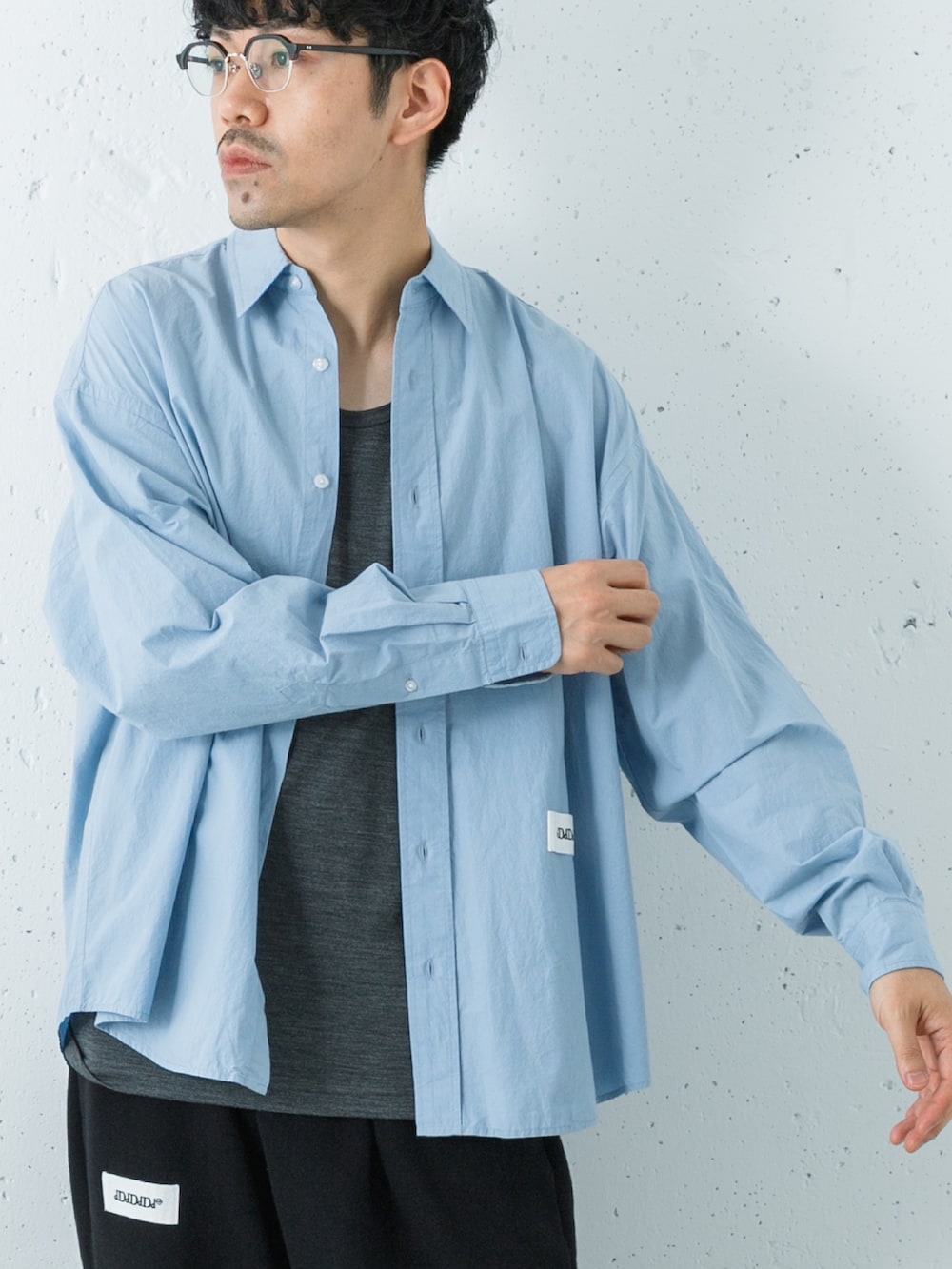 グレー系のタンクトップ、ブラック系のサンダル、ブルー系のシャツ/ブラウスを着用したメンズの夏コーディネートの2枚目の写真