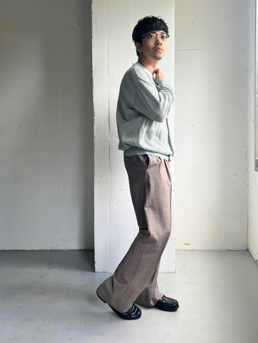 ブルー系のニット/セーター、ベージュ系のその他パンツ、ホワイト系のTシャツ/カットソーを着用したメンズの夏コーディネートの10枚目の写真