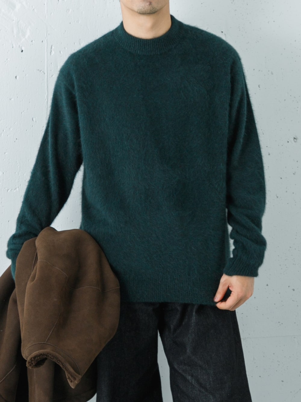 ブラック系のデニムパンツ、ブラウン系のテーラードジャケット、グリーン系のニット/セーターを着用したメンズの秋コーディネートの5枚目の写真