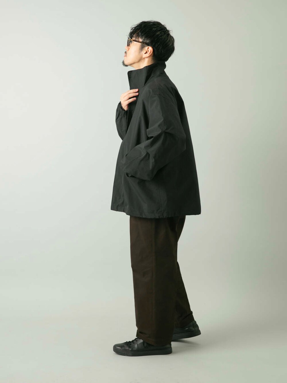 ブラウン系のその他パンツ、ブラック系のモッズコートを着用したメンズの秋コーディネートの7枚目の写真