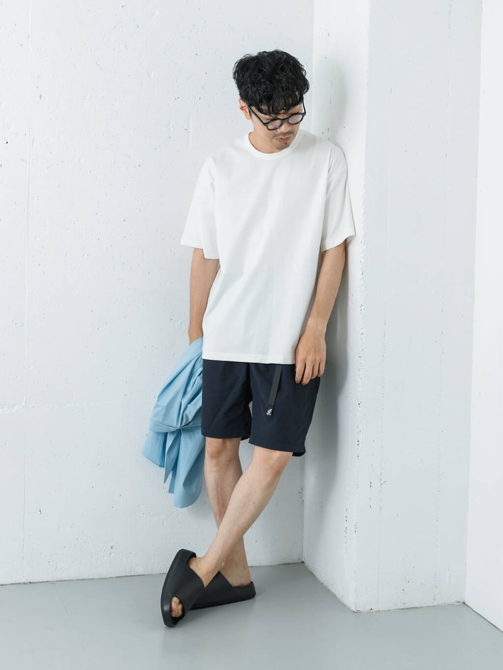 ブルー系のその他パンツ、ブラック系のサンダル、ブルー系のシャツ/ブラウスを着用したメンズの夏コーディネートの4枚目の写真