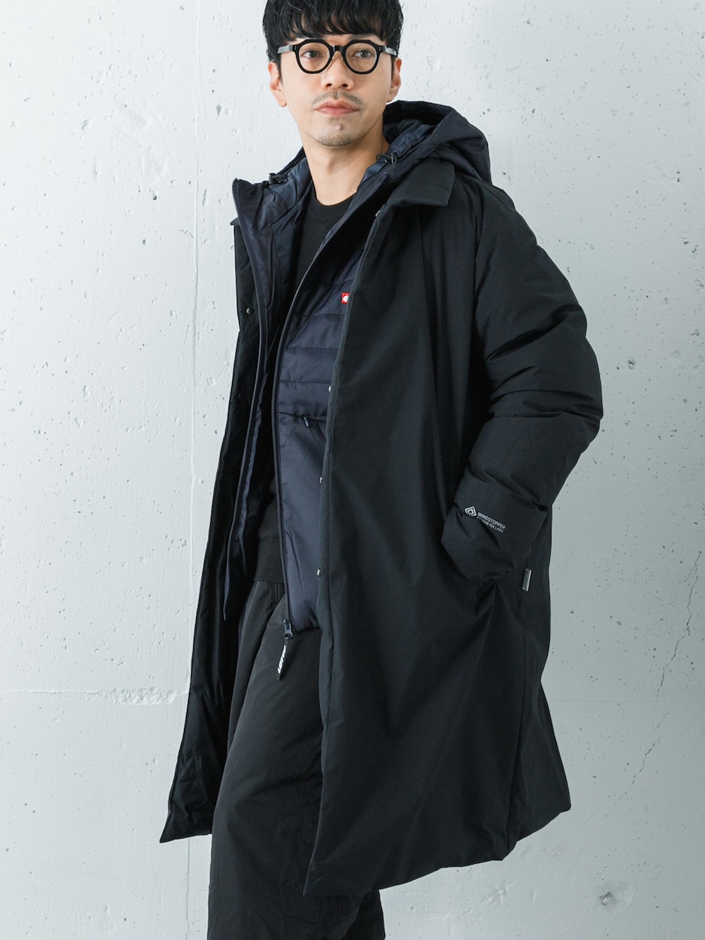 ブラック系のダウンジャケット/コート、ブラック系のその他パンツ、グレー系のダウンジャケット/コートを着用したメンズの冬コーディネートの2枚目の写真