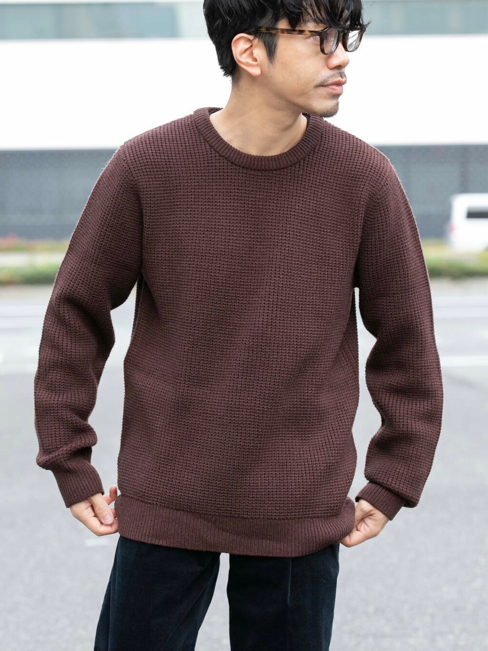 ブラウン系のニット/セーター、ブルー系のその他パンツを着用したメンズの冬コーディネートの2枚目の写真