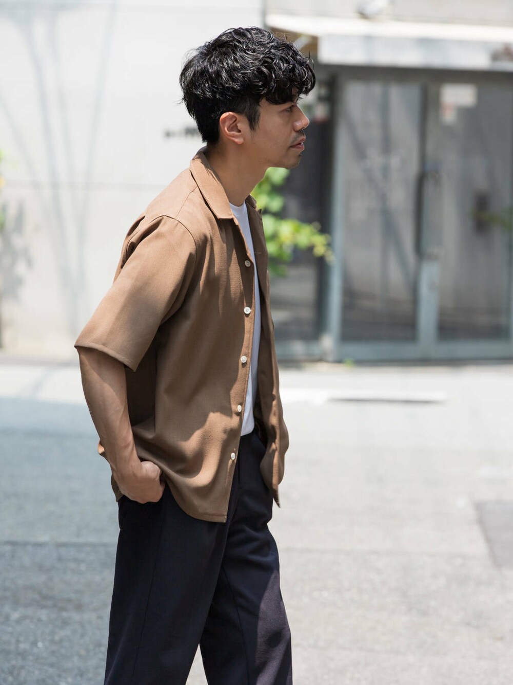 ブラウン系のシャツ/ブラウス、ブルー系のその他パンツ、ホワイト系のTシャツ/カットソーを着用したメンズの夏コーディネートの4枚目の写真