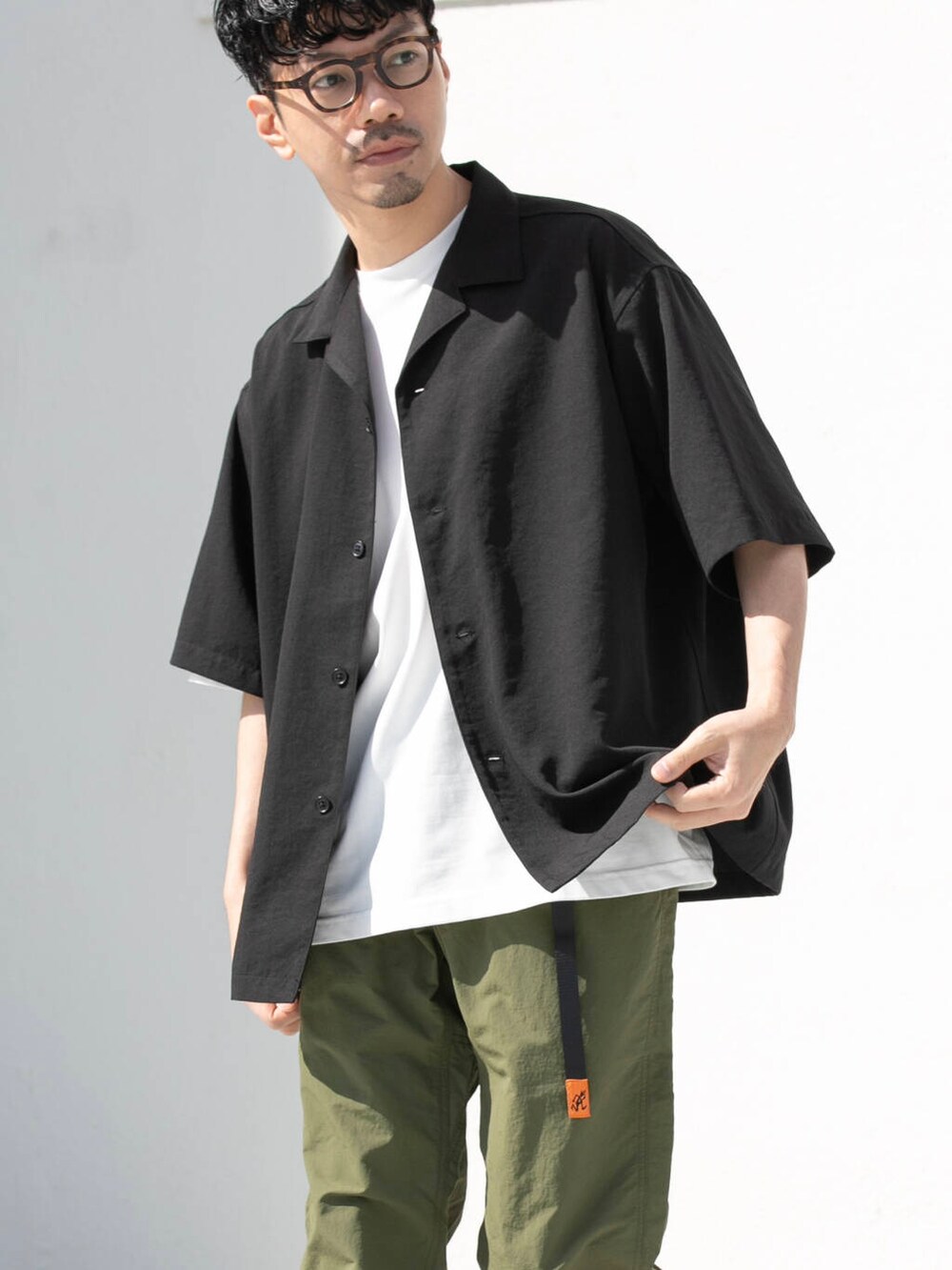 グリーン系のその他パンツ、ブラック系のシャツ/ブラウスを着用したメンズの春コーディネートの2枚目の写真