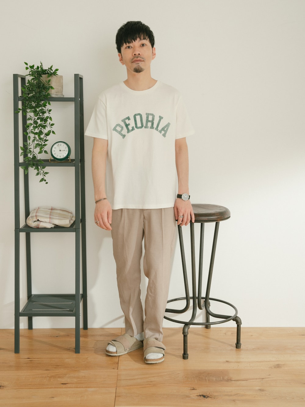 ベージュ系のその他パンツ、ホワイト系のTシャツ/カットソー、ホワイト系のその他を着用したメンズの春コーディネートの3枚目の写真