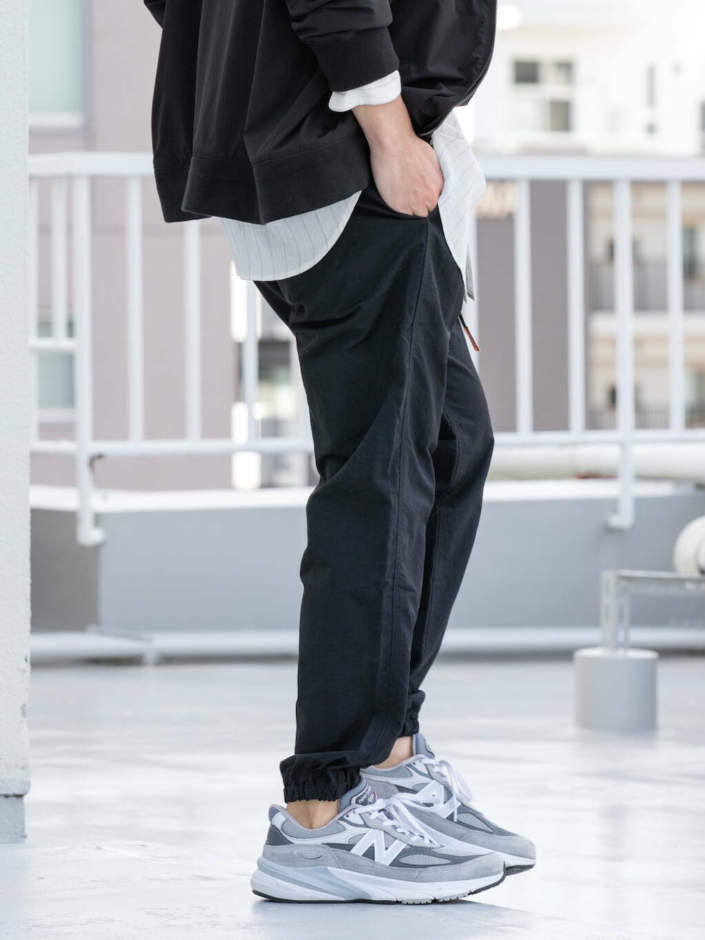 ブラック系のその他パンツ、ブラック系のブルゾン、ホワイト系のシャツ/ブラウスを着用したメンズの冬コーディネートの4枚目の写真