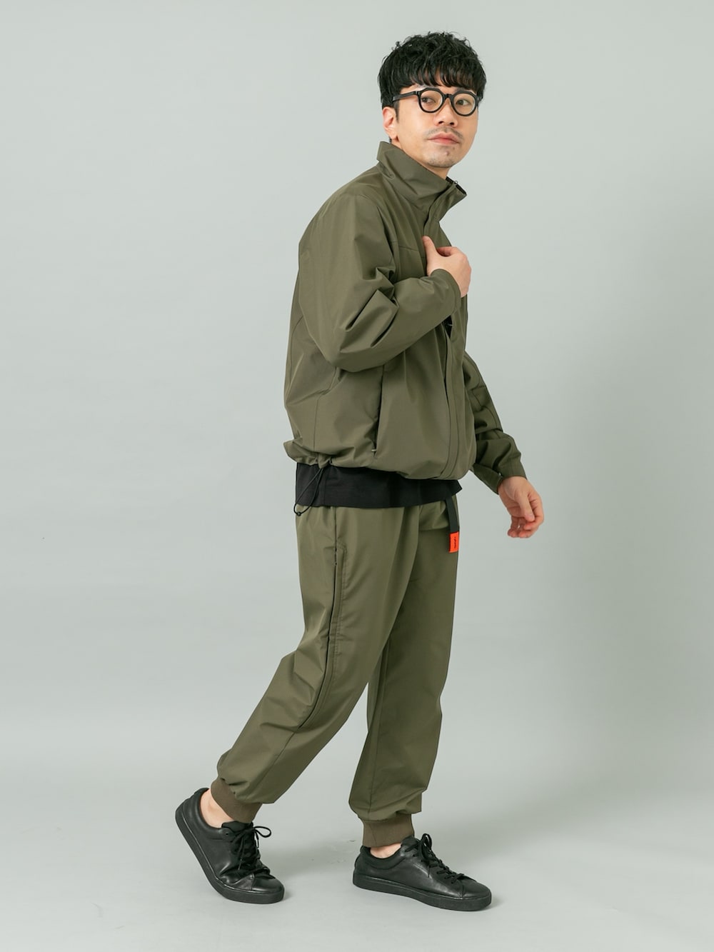 グリーン系のブルゾン、グリーン系のその他パンツを着用したメンズの冬コーディネートの5枚目の写真