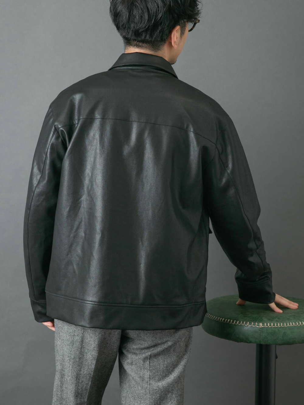 ホワイト系のシャツ/ブラウス、ブルー系のカーディガン/ボレロ、グレー系のその他パンツを着用したメンズの秋コーディネートの8枚目の写真