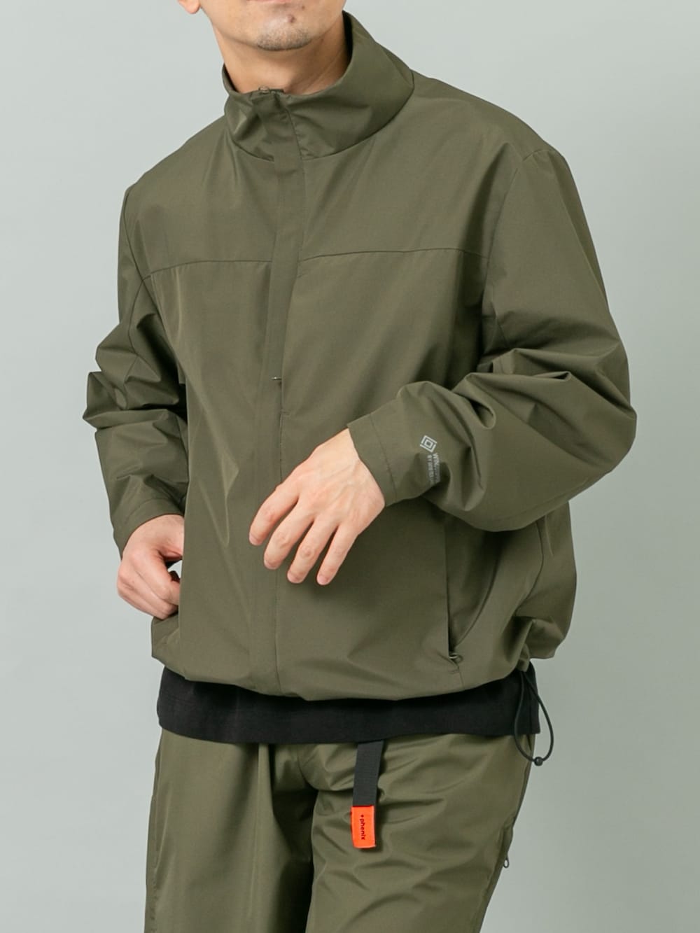 グリーン系のブルゾン、グリーン系のその他パンツを着用したメンズの冬コーディネートの2枚目の写真