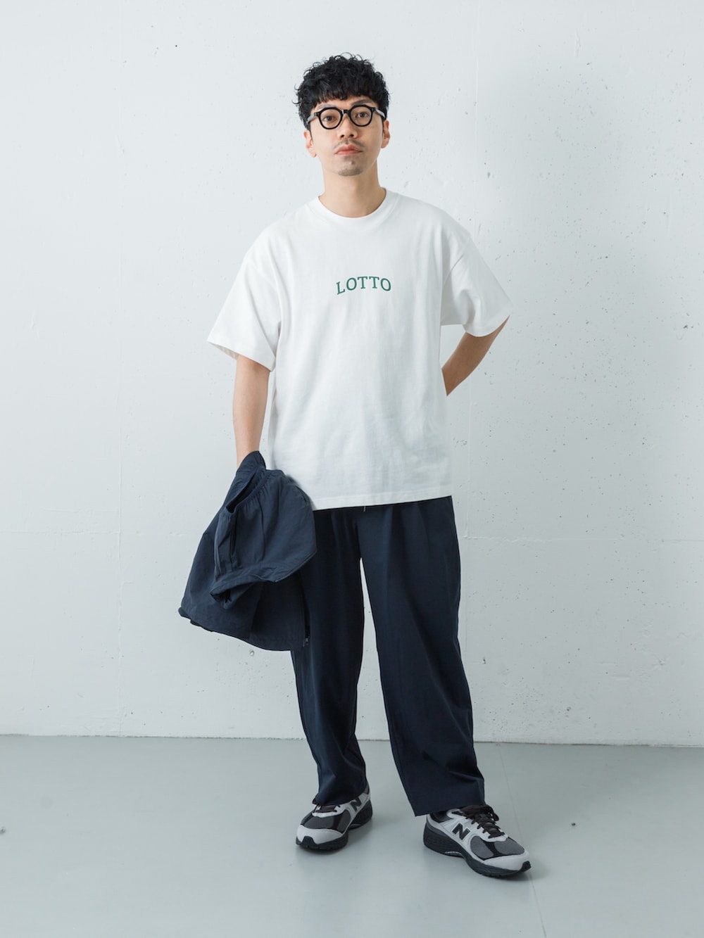 ホワイト系のTシャツ/カットソー、ブルー系のベスト、ブルー系のその他パンツを着用したメンズの春コーディネートの3枚目の写真