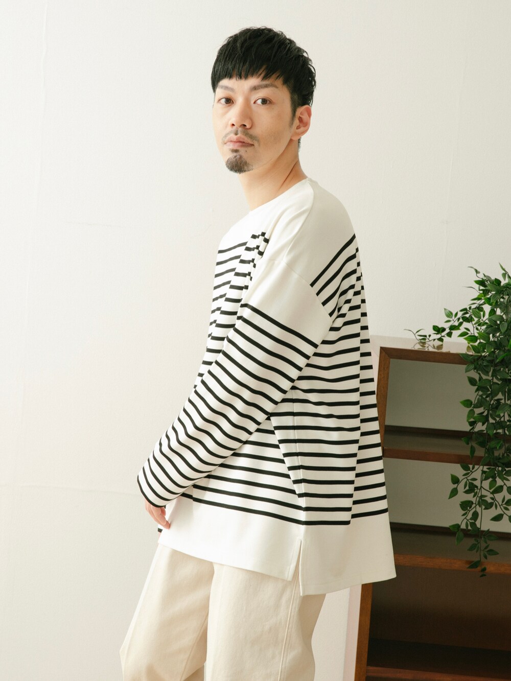 ホワイト系のデニムパンツ、ホワイト系のTシャツ/カットソー、ホワイト系のその他を着用したメンズの春コーディネートの3枚目の写真