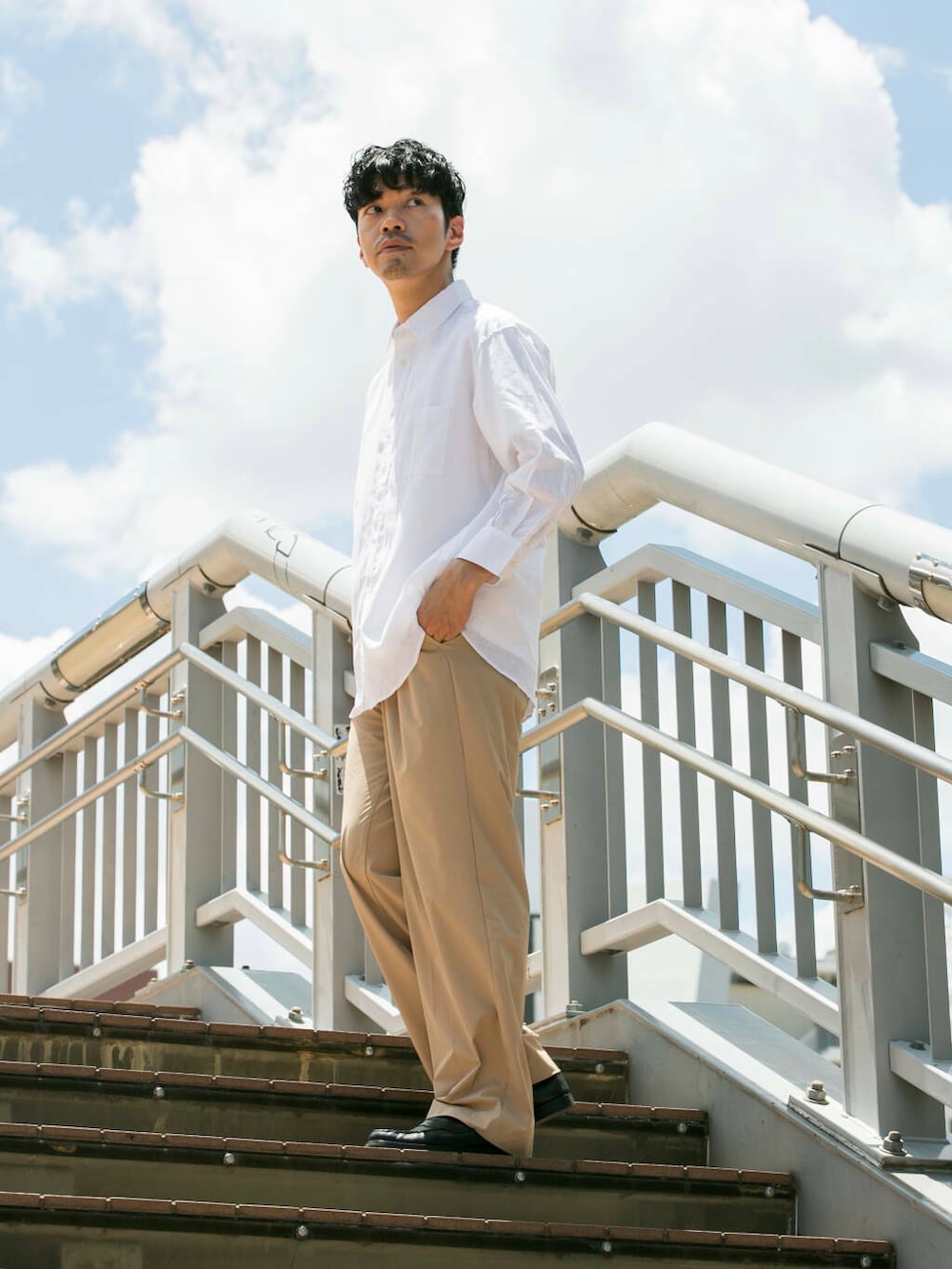 ホワイト系のシャツ/ブラウス、ベージュ系のその他パンツを着用したメンズの夏コーディネートの5枚目の写真