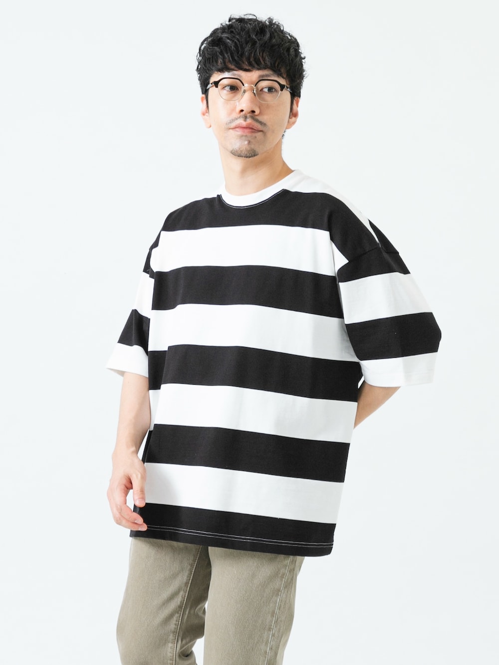 ホワイト系のTシャツ/カットソー、ベージュ系のデニムパンツを着用したメンズの夏コーディネートの2枚目の写真