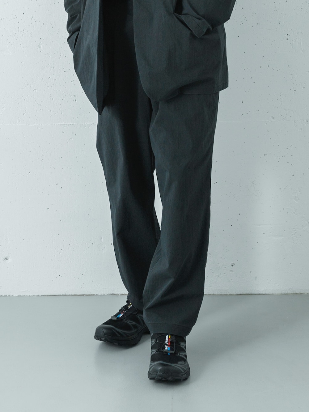 ブラック系のその他アウター、ブラック系のスニーカー、ブラック系のその他パンツを着用したメンズの冬コーディネートの3枚目の写真