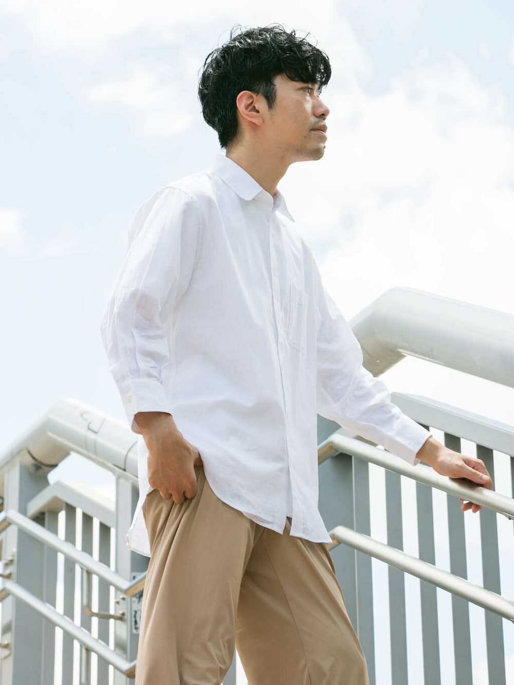 ホワイト系のシャツ/ブラウス、ベージュ系のその他パンツを着用したメンズの夏コーディネートの3枚目の写真