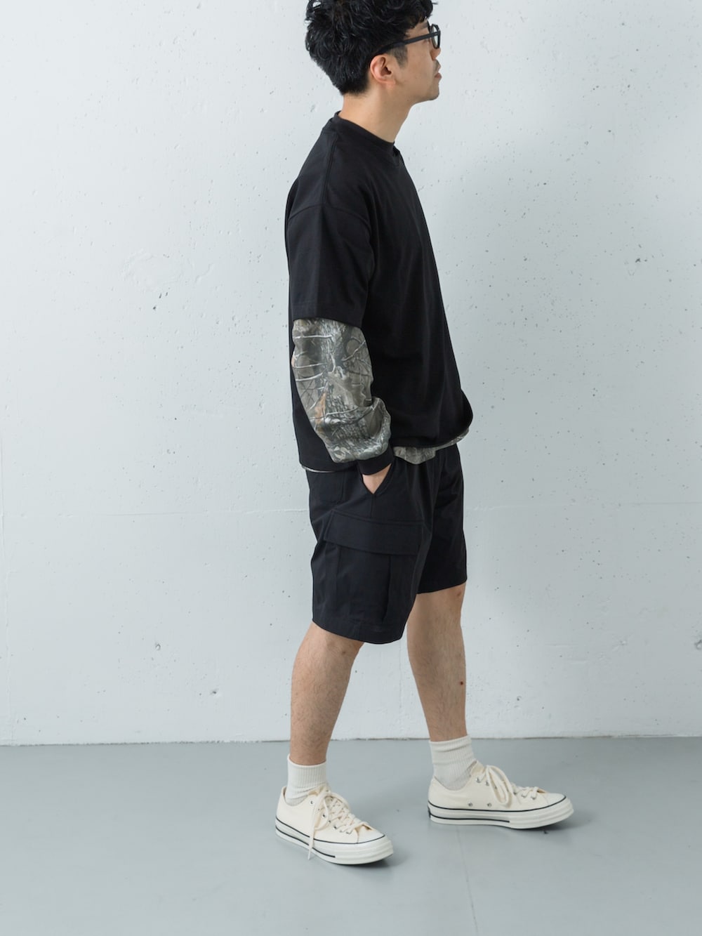 ブラック系のTシャツ/カットソー、その他のTシャツ/カットソー、ブラック系のその他パンツを着用したメンズの春コーディネートの4枚目の写真