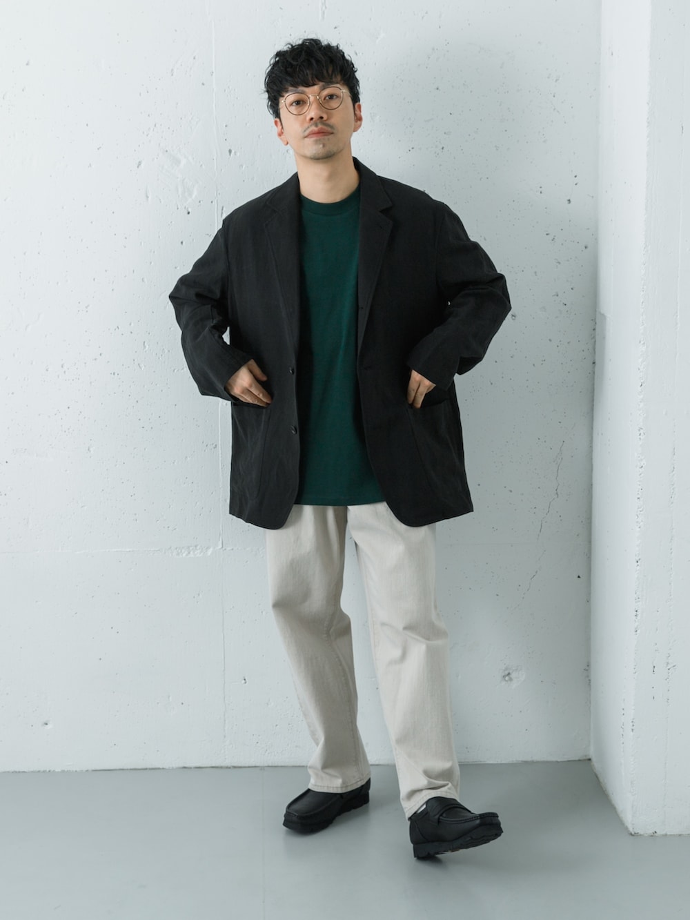 ブラック系のローファー、グリーン系のTシャツ/カットソー、ベージュ系のデニムパンツを着用したメンズの春コーディネートの6枚目の写真