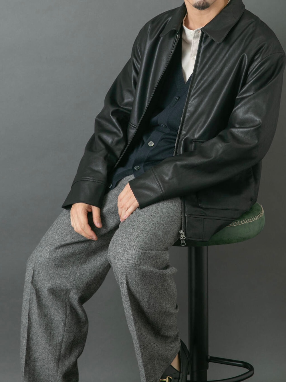 ホワイト系のシャツ/ブラウス、ブルー系のカーディガン/ボレロ、グレー系のその他パンツを着用したメンズの秋コーディネートの9枚目の写真