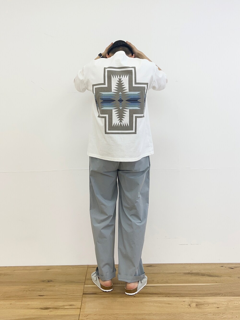ホワイト系のTシャツ/カットソー、ブルー系のその他パンツ、ホワイト系のその他を着用したメンズの春コーディネートの2枚目の写真