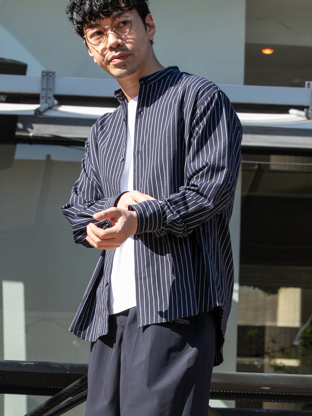 ブルー系のその他パンツ、ホワイト系のTシャツ/カットソー、ブルー系のシャツ/ブラウスを着用したメンズの春コーディネートの2枚目の写真