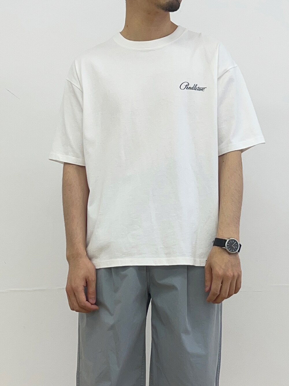 ホワイト系のTシャツ/カットソー、ブルー系のその他パンツ、ホワイト系のその他を着用したメンズの春コーディネートの3枚目の写真